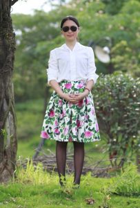 辣妈三七美妇黑丝花裙郊外一日游