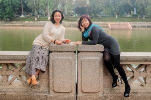 两位成熟美女大姐结伴拍照穿厚丝袜的腿型不错