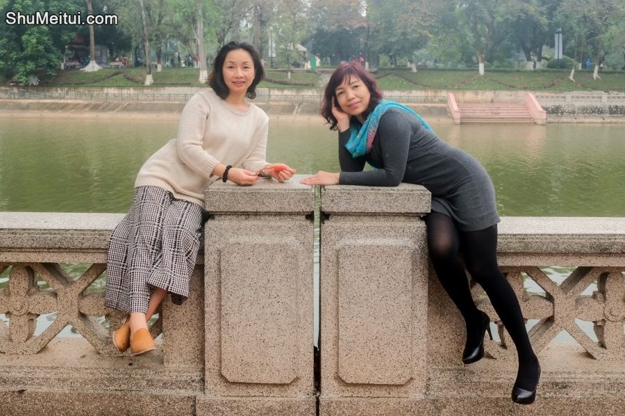 两位成熟美女大姐结伴拍照穿厚丝袜的腿型不错[第21张/共35张]
