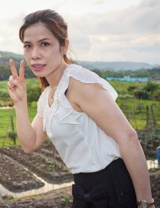 熟女王翠嫂超短裙小树林里诱惑摆拍此处省去一万字