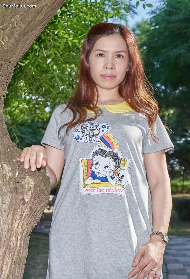 熟妇王翠嫂家居短裙外搭拖鞋休闲风出境[第5张/共9张]