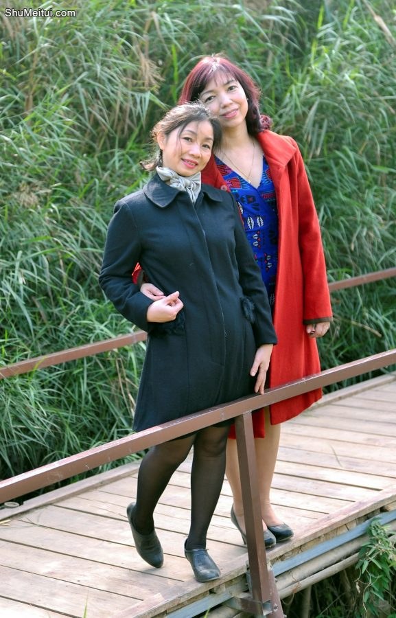 两位穿了丝袜的成熟美女大姐一起外拍之前奏[第12张/共19张]