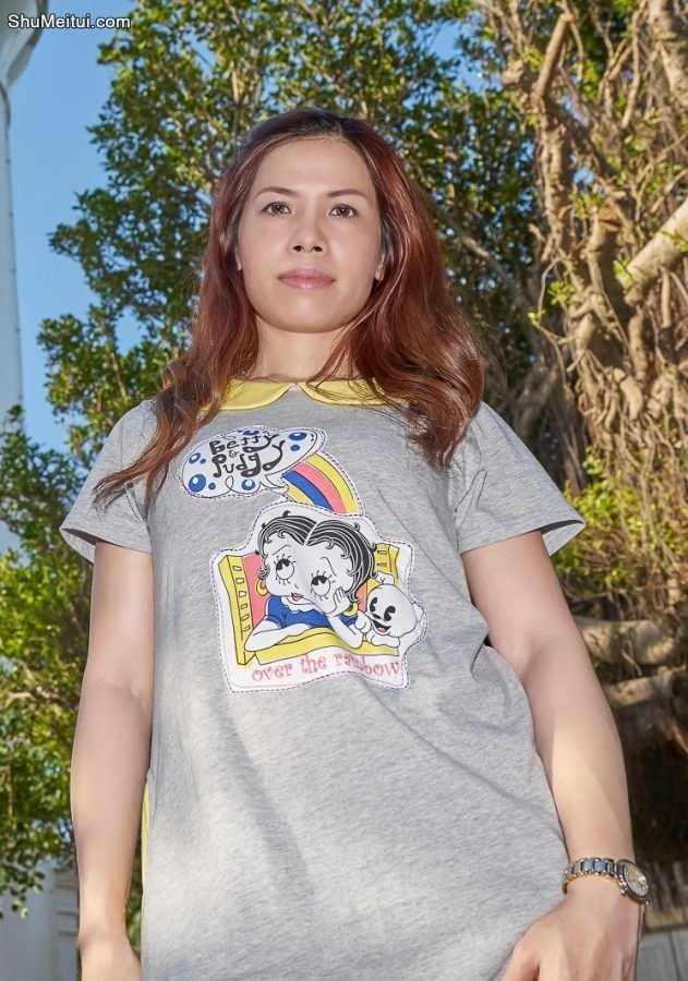 熟妇王翠嫂家居短裙外搭拖鞋休闲风出境[第1张/共9张]