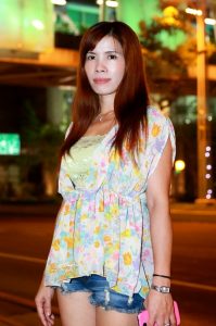 打扮性感的熟女王翠嫂超短裤外加大美腿这次放开了