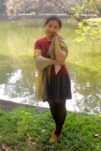 两位不同身材的熟女大姐外出拍照选一个吧