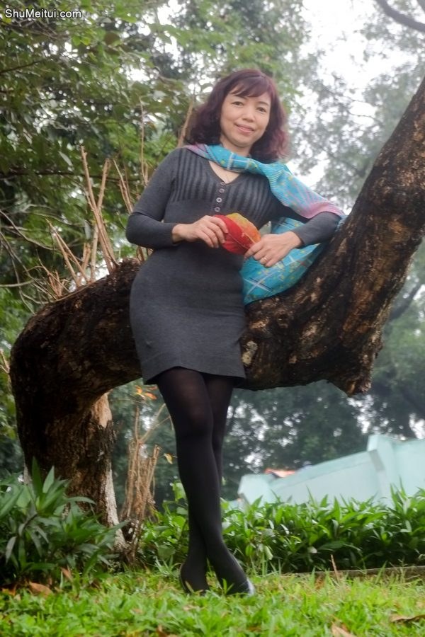 两位成熟美女大姐结伴拍照穿厚丝袜的腿型不错[第34张/共35张]