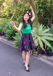 身材性感的熟妇辛迪超短花裙裹着大长腿魅劲十足的