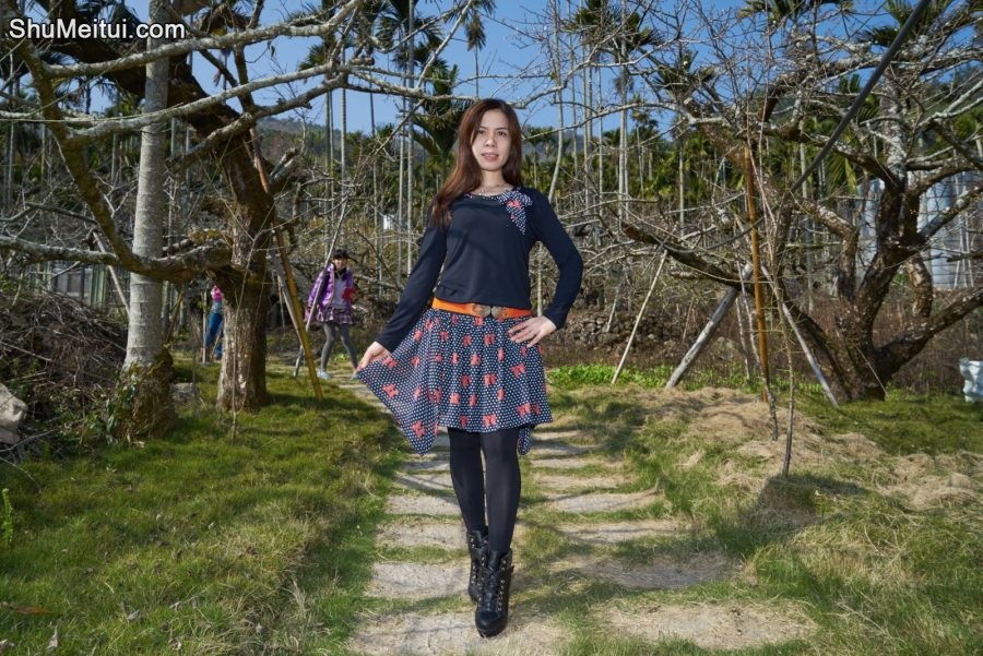 花裙黑高跟的美妇周末爬个小山，熟女进行时[第6张/共16张]