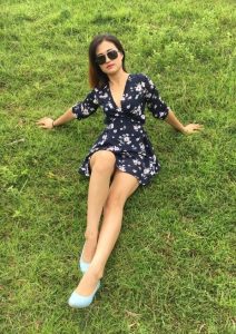 身材苗条的美妇姐姐短裤超短好清凉呀，适合抄底