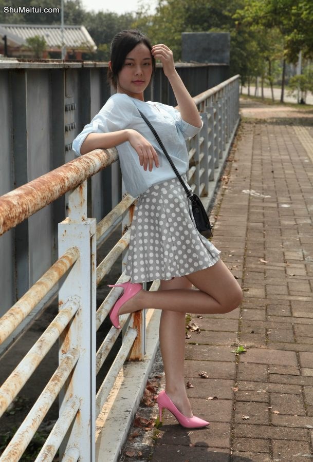 长相清纯甜美，身材凹凸有致的媳妇车模好养眼[第6张/共13张]