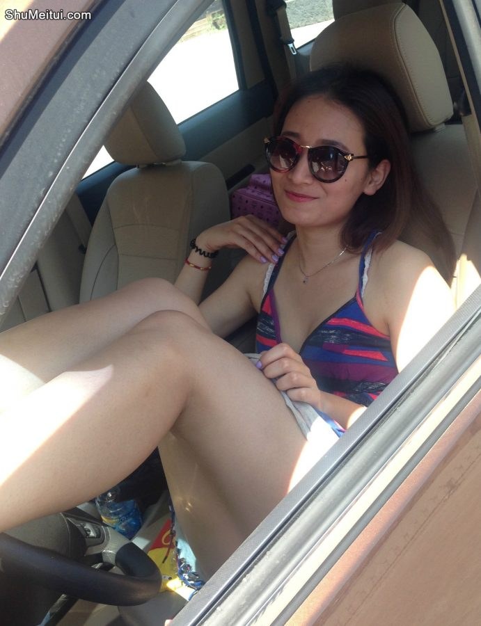 蓝色短裙美妇车里卖个萌，有约的不[第4张/共9张]