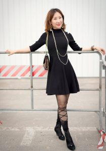 黑裙配上黑丝再加黑色高跟鞋，这个熟妇一看就重口味