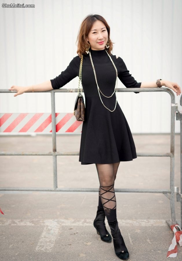 黑裙配上黑丝再加黑色高跟鞋，这个熟妇一看就重口味[第1张/共4张]