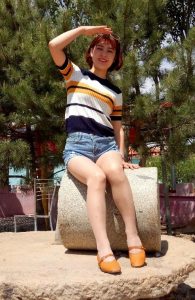 透视牛仔短裤的草帽姐妥妥的西北范不做作