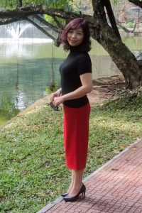 两位不同身材的熟女大姐外出拍照选一个吧