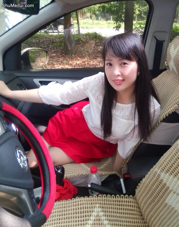 白衣红裙子的美妇魏大姐又出山抓男人了，看看靓不靓[第2张/共8张]