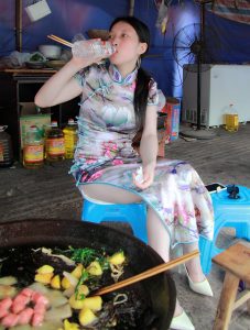 旗袍大长腿的年轻美妇山中烤肉骑大马，生活好安逸呀