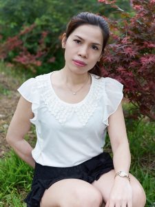 熟女王翠嫂超短裙小树林里诱惑摆拍此处省去一万字