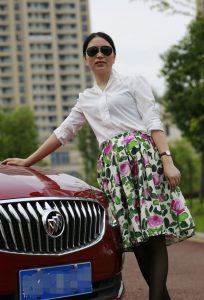 辣妈三七美妇黑丝花裙郊外一日游