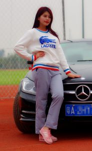 天使的脸庞魔鬼的身材再搭配黑丝长腿，粤嫂真是太靓了