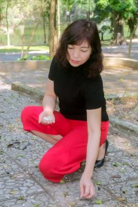 两位不同身材的熟女大姐外出拍照选一个吧