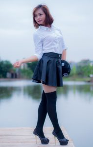 白衬衣配超短裙的俏皮美妇蛮可爱的