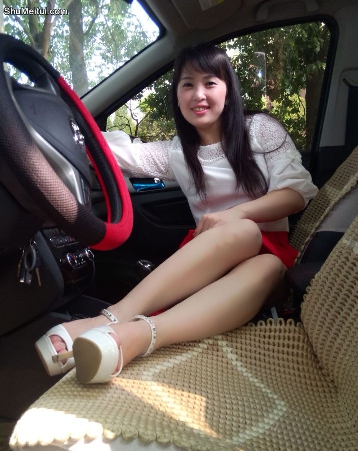 白衣红裙子的美妇魏大姐又出山抓男人了，看看靓不靓[第6张/共8张]