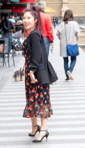 性感熟妇辛迪今天休息身着黑衣长裙逛街买买买