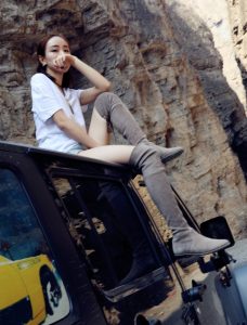 喜欢去山里游玩的有情调美妇香香这腿这身材太美了