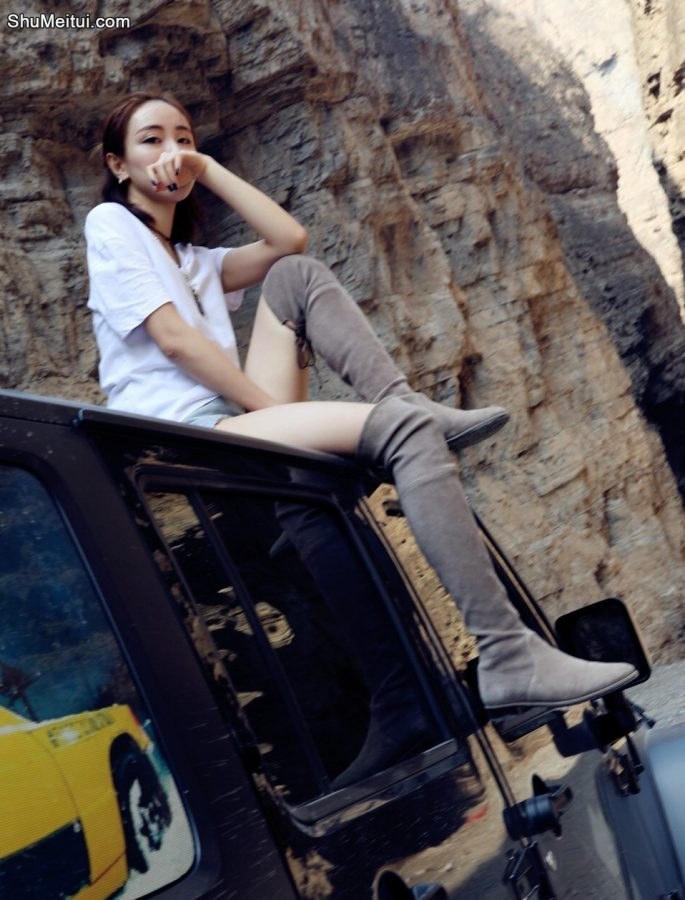 喜欢去山里游玩的有情调美妇香香这腿这身材太美了[第13张/共20张]