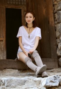 喜欢去山里游玩的有情调美妇香香这腿这身材太美了