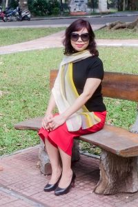 两位不同身材的熟女大姐外出拍照选一个吧