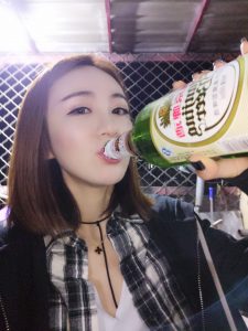 喜欢去山里游玩的有情调美妇香香这腿这身材太美了