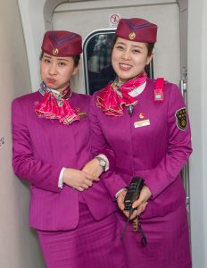 高铁上的美女厚丝皮靴乘务员最接地气最漂亮和空姐比一点也不差哦