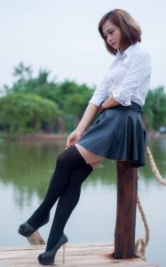 白衬衣配超短裙的俏皮美妇蛮可爱的