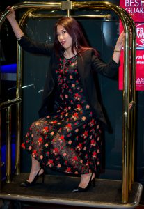 性感熟妇辛迪今天休息身着黑衣长裙逛街买买买