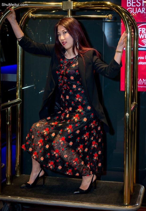 性感熟妇辛迪今天休息身着黑衣长裙逛街买买买[第11张/共11张]