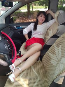 白衣红裙子的美妇魏大姐又出山抓男人了，看看靓不靓