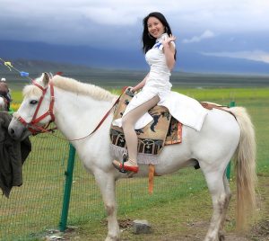 旗袍大长腿的年轻美妇山中烤肉骑大马，生活好安逸呀