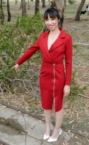 红色连体开叉长裙的芳嫂，身材包裹蛮性感的