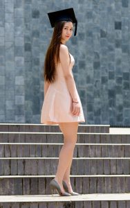 极品美妇公园摆拍露出酥胸和雪白的美腿好抢镜呀，害的我老想犯罪