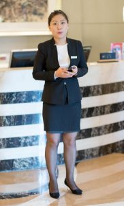 酒店大厅的美女接待员一个个都是黑色丝袜和长腿，身材很婀娜哦