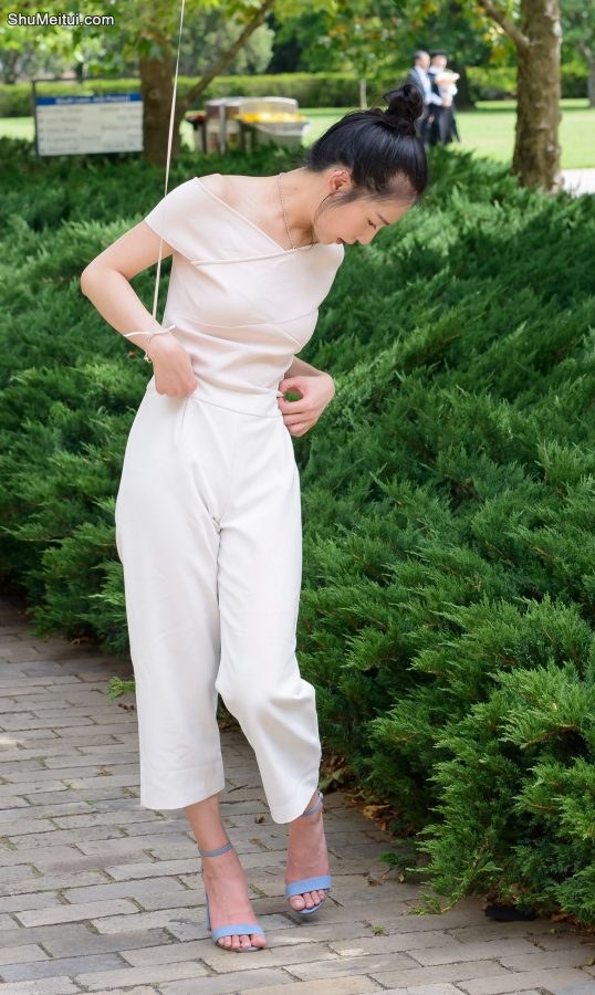 偶然拍到一个拿着气球的美妇，人长的美身材也相当性感[第1张/共6张]