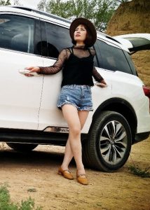 透视牛仔短裤的草帽姐妥妥的西北范不做作