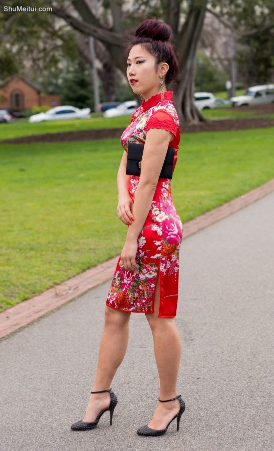 两位性感熟妇旗袍大长腿争锋斗艳，兄弟们喜欢哪个[第1张/共26张]