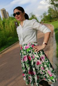 辣妈三七美妇黑丝花裙郊外一日游