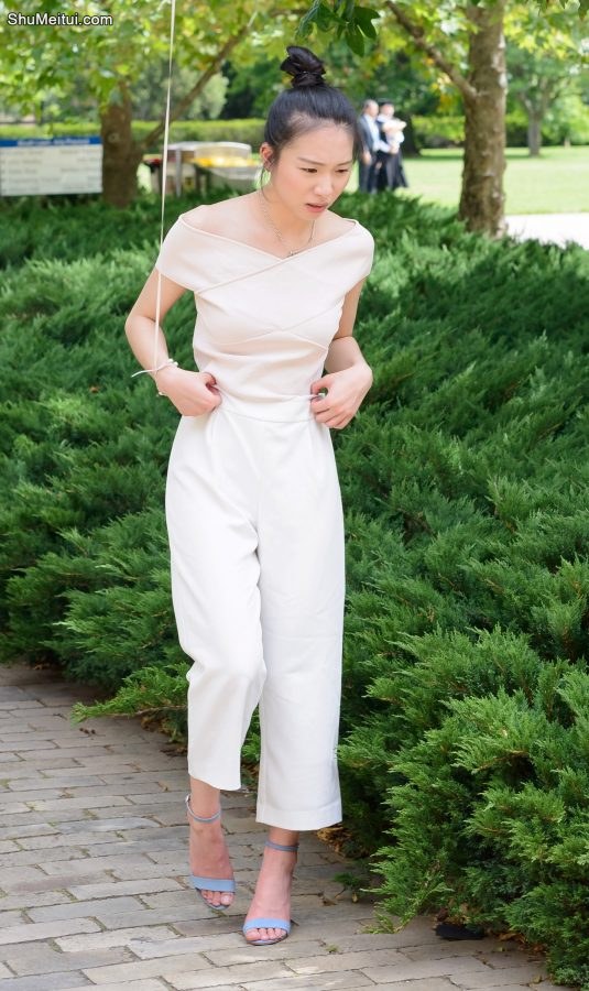 偶然拍到一个拿着气球的美妇，人长的美身材也相当性感[第2张/共6张]