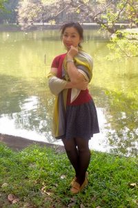 两位不同身材的熟女大姐外出拍照选一个吧