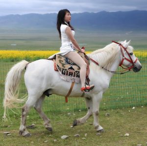 旗袍大长腿的年轻美妇山中烤肉骑大马，生活好安逸呀