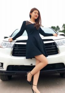 黑裙大长腿甜美嫂嫂当车模，纯天然就是好